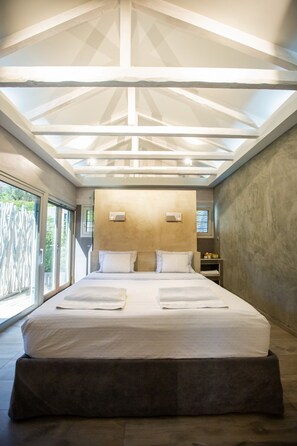 2 bedrooms, in-room safe, desk, iron/ironing board