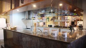 Una encimera de cocina con frascos etiquetados como 'SQUILTS', 'CAFÉ' y 'Té'.
