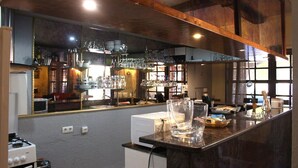 Una cocina con una isla central, estufa y refrigerador.