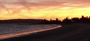 Una playa cerca, toallas de playa