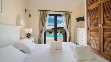 2 bedrooms, in-room safe, desk, iron/ironing board