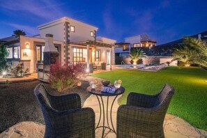 Terrace/patio - *LUXURY VILLA* Heated Pool, Gardens, Views, WiFi & PS4 (Playa Blanca)