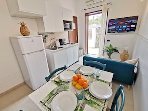 Kühlschrank, Ofen, Herdplatte, Wasserkocher mit Kaffee-/Teezubehör