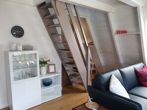 Smart TV, chimenea, libros y estéreo 