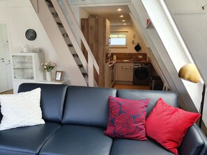 Smart TV, chimenea, libros y estéreo 