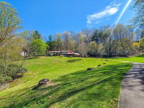 Property grounds - Grapevine Retreat - 8BR/5.5BA with Mtn Views, Close to West Jefferson, (West Jefferson)