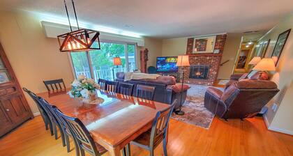 Grapevine Retreat - 8BR/5.5BA with Mtn Views, Close to West Jefferson,