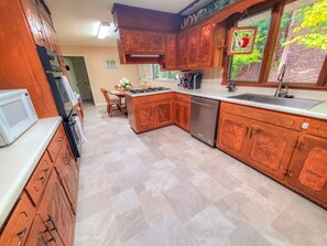 Fridge, microwave, oven, stovetop - Grapevine Retreat - 8BR/5.5BA Mtn Views West Jefferson (West Jefferson)