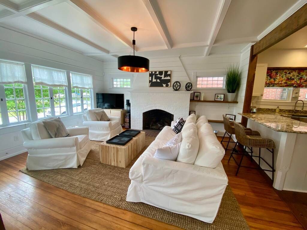 Télévision, lecteur de DVD, livres, chaîne hi-fi