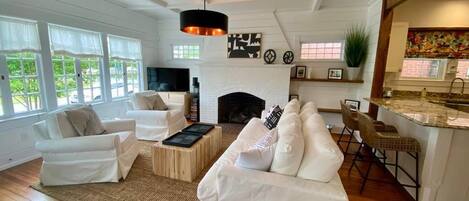 Télévision, lecteur de DVD, livres, chaßne hi-fi