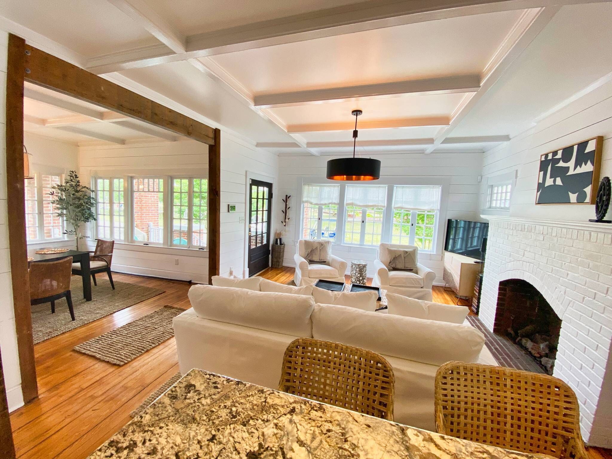 TV, DVD-spiller, bøker og stereoanlegg