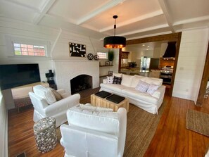 Televisión, reproductor de DVD, libros y estéreo 