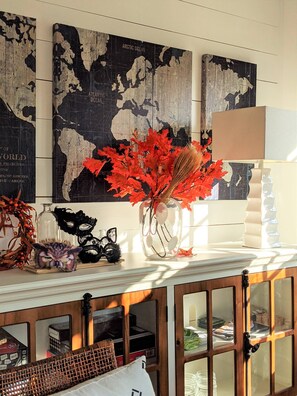Interior - Hummingbird Cottage - Chesapeake Properties (Cape Charles)