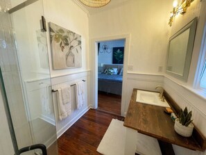 2 bedrooms, iron/ironing board, travel cot, WiFi - Hummingbird Cottage - Chesapeake Properties (Cape Charles)