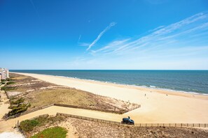 På stranden