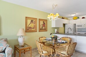 Dining - Comfortable Ground Floor Condo - Steps to Pool & BBQ area - Sleeps 4! (Kihei)