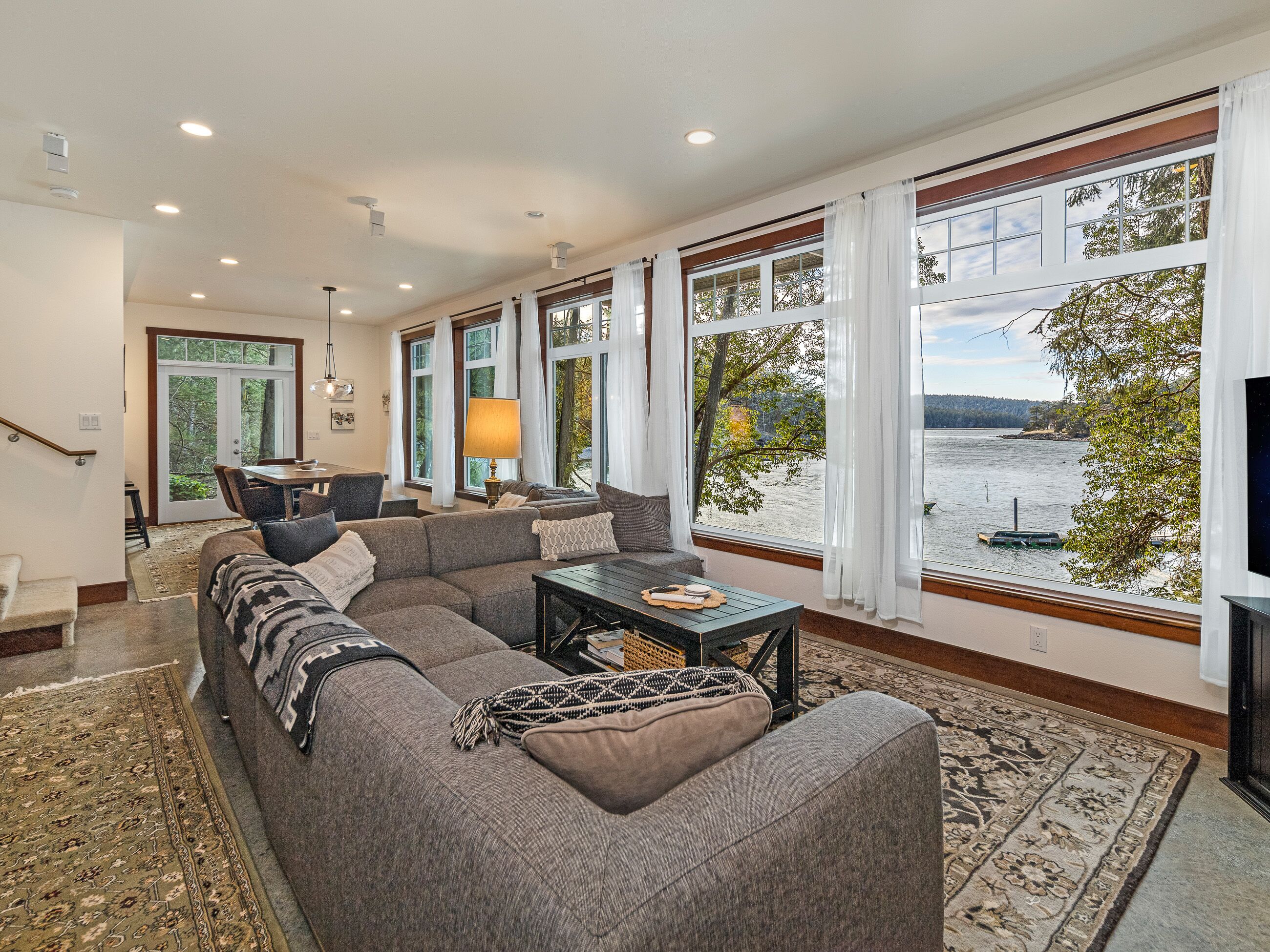 Smart-TV, DVD-Player, Bücher, Stereoanlage