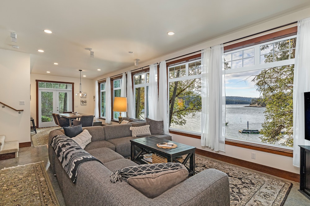 Newly Listed! Waterfront! (Horseshoe Bay House)