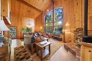 Smart TV, chimenea y estéreo