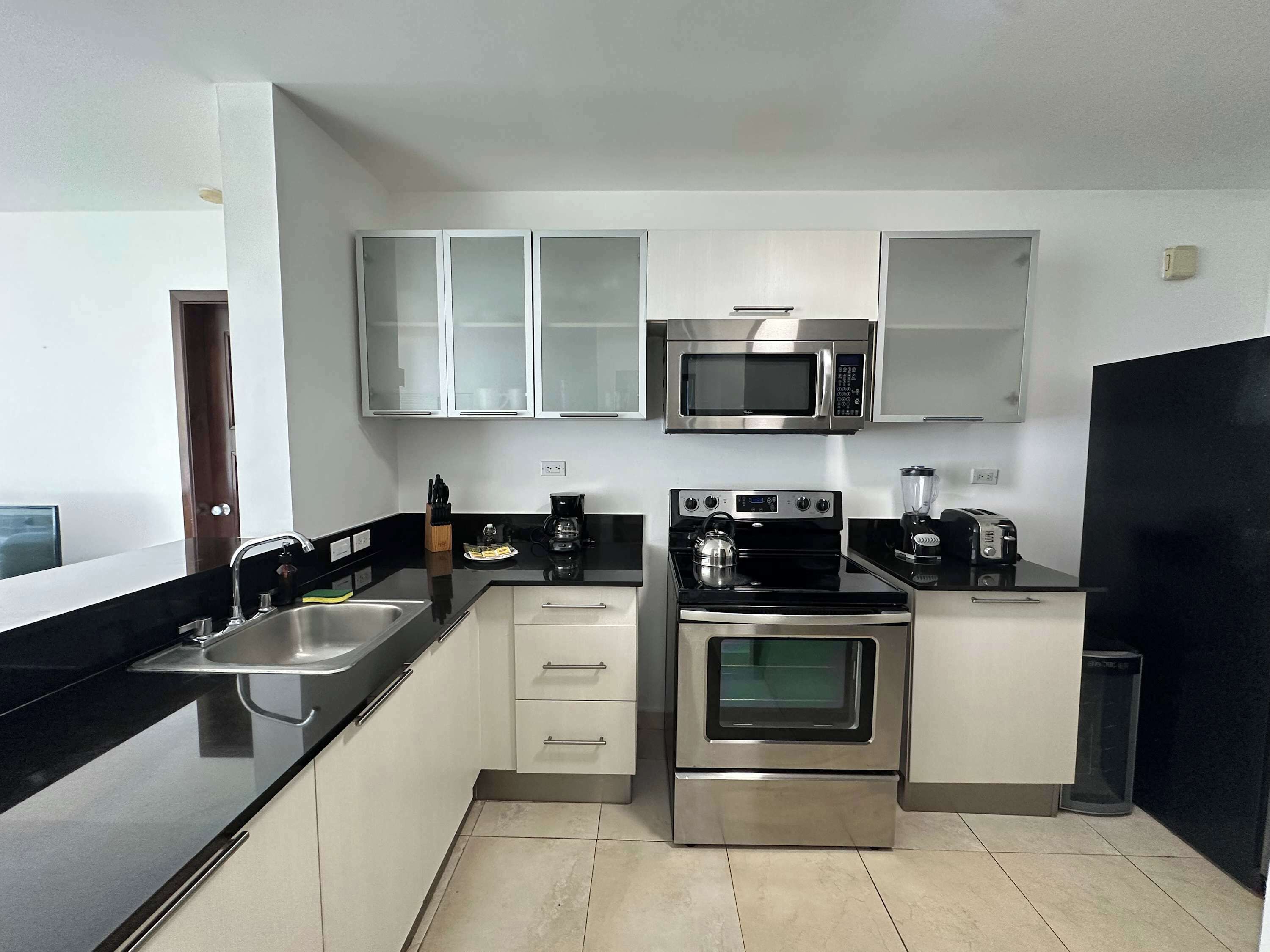 Refrigerador, microondas, horno y parrilla de estufa 