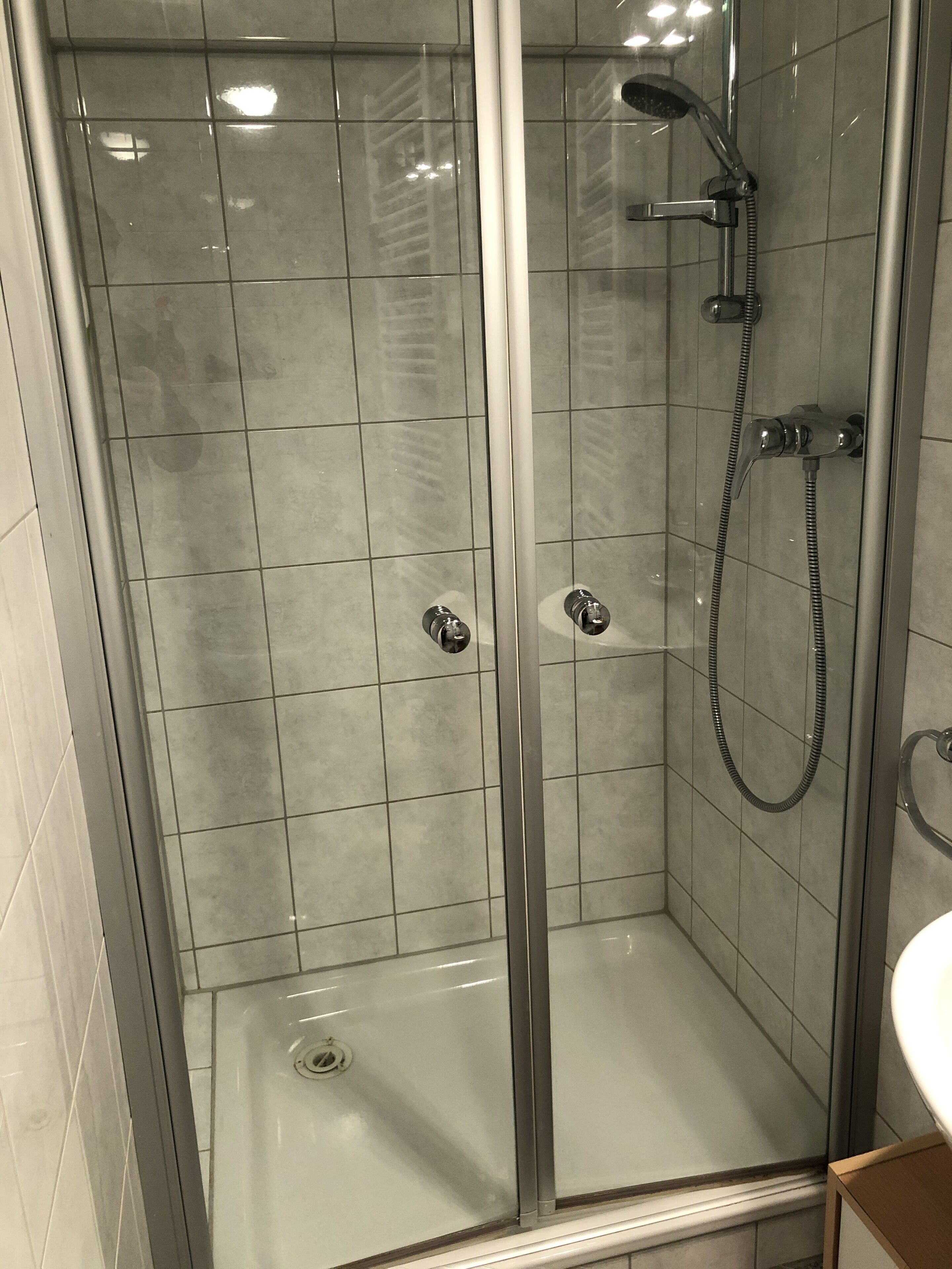 Een douche, een haardroger, handdoeken, zeep