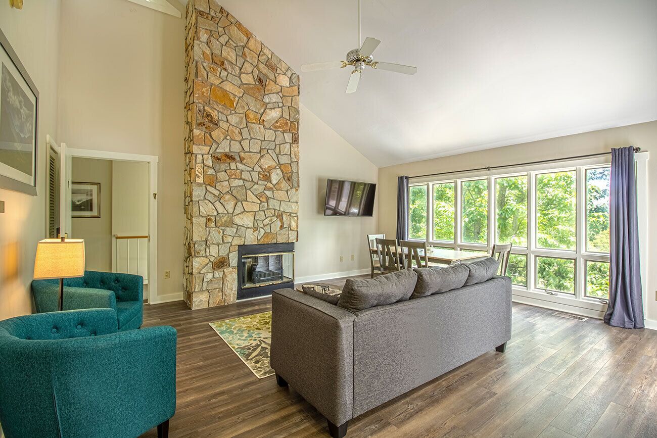 Resort home, Private Foosball Table, Jacuzzi tubs, & Dog-Friendly!