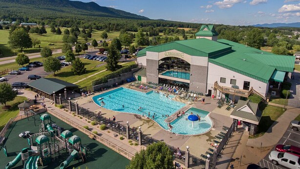Un complexe hôtelier doté d’une grande piscine, d’un terrain de jeux et d’un restaurant.