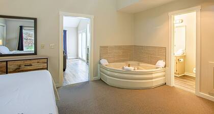 Resort home, Private Foosball Table, Jacuzzi tubs, & Dog-Friendly!