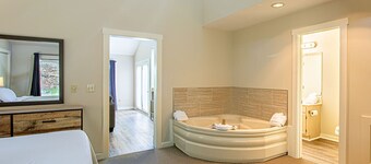 Resort home, Private Foosball Table, Jacuzzi tubs, & Dog-Friendly!