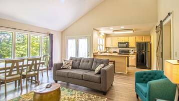 Kamin, DVD-Player, Tischfußball