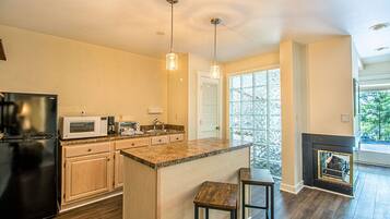 Kühlschrank, Mikrowelle, Herdplatte, Geschirrspüler