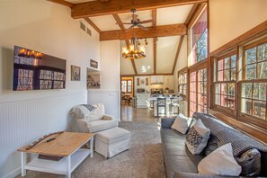 Fireplace - Pet Friendly, Resort Amenities, Game Room! (Mc Gaheysville)