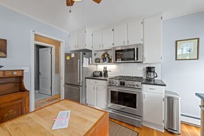 Fridge, microwave, oven, stovetop - Starflower Cottage- Vintage Charm on the Lake (Baileys Harbor)