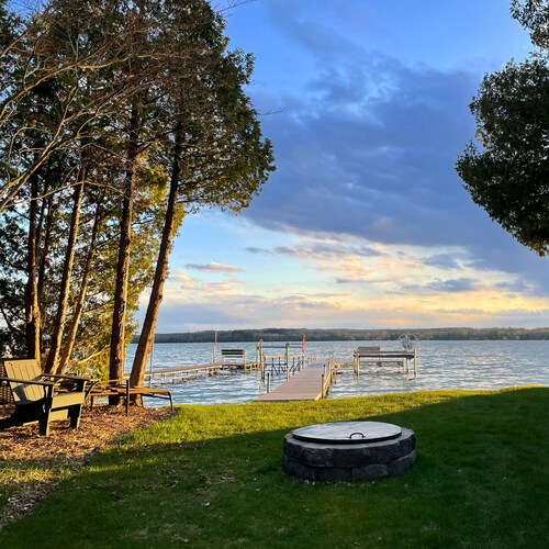 Starflower Cottage- Vintage Charm on the Lake