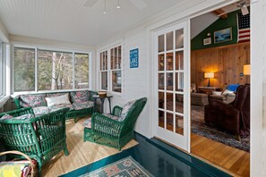 Smart TV, fireplace, books - Starflower Cottage- Vintage Charm on the Lake (Baileys Harbor)