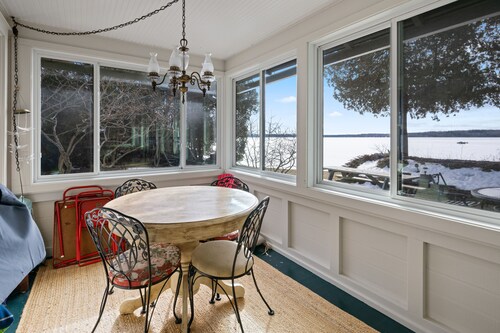 Starflower Cottage- Vintage Charm on the Lake