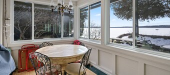 Starflower Cottage- Vintage Charm on the Lake