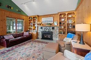 Smart TV, fireplace, books - Starflower Cottage- Vintage Charm on the Lake (Baileys Harbor)