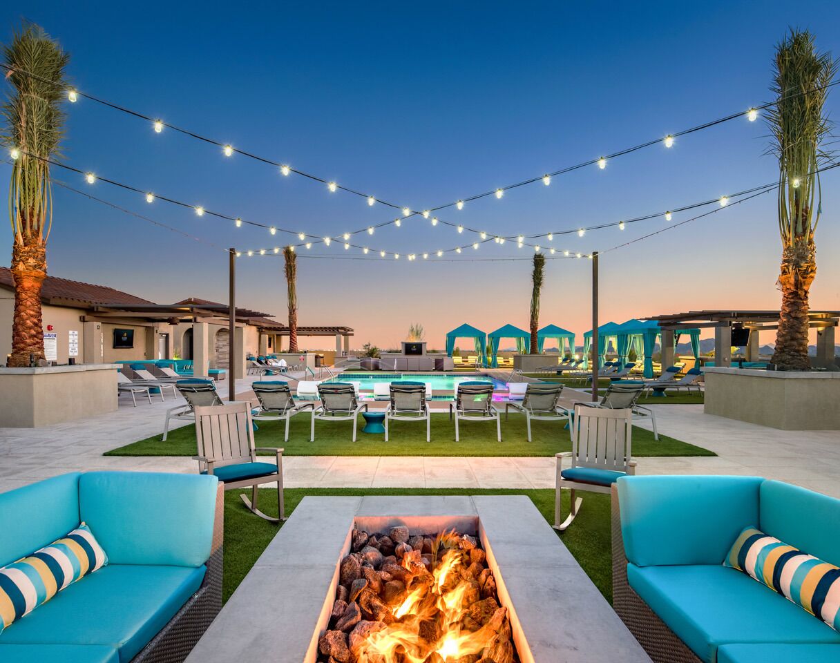 🌟Rooftop Pool with Views - King Beds - Close to Shop & Dine + Parking💥