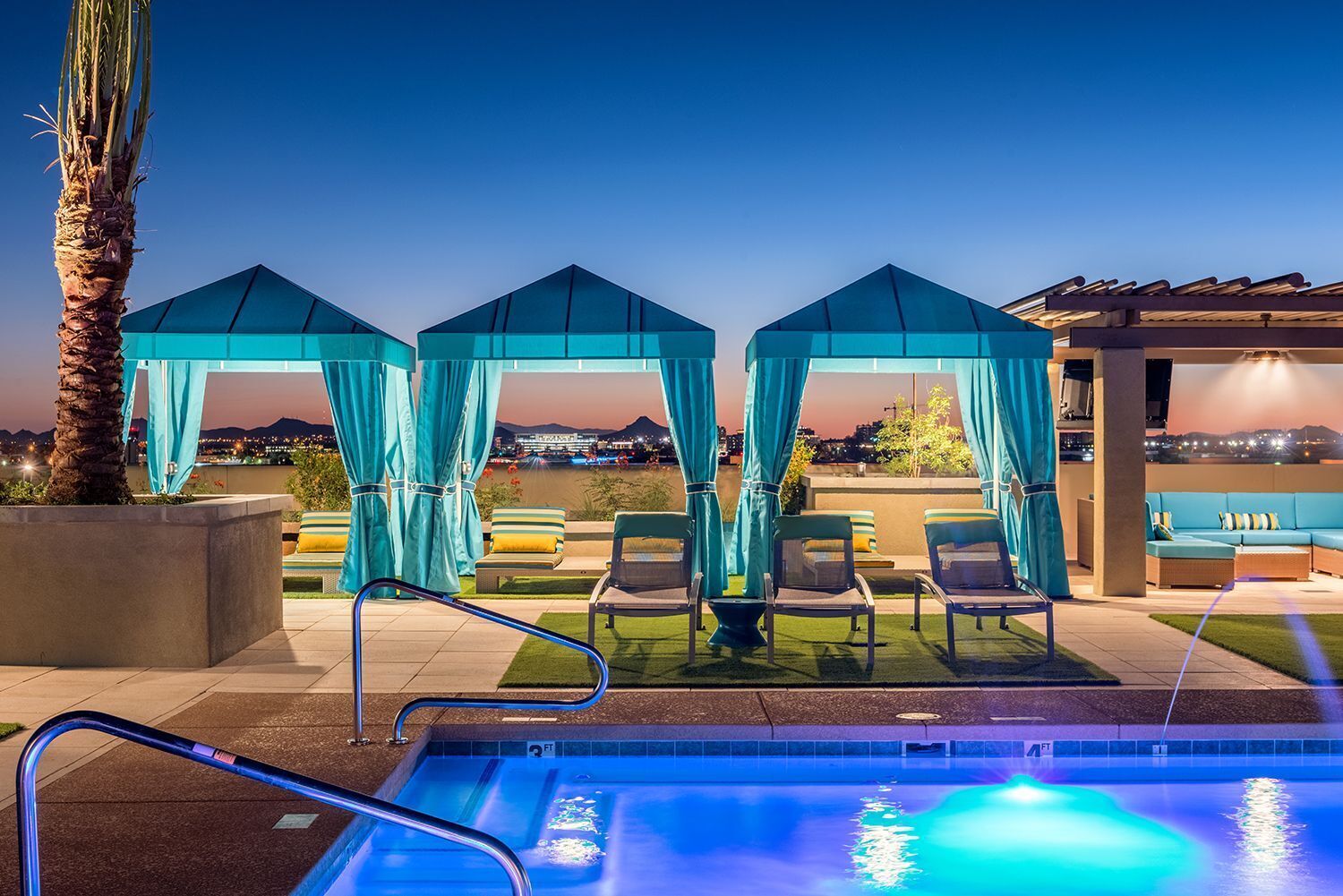 Rooftop Pool Amazing Views - King Beds - Close to Shopping & Dining + Parking