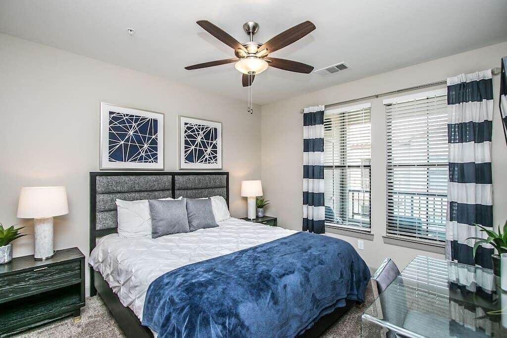 Rooftop Pool Amazing Views - King Beds - Close to Shopping & Dining + Parking