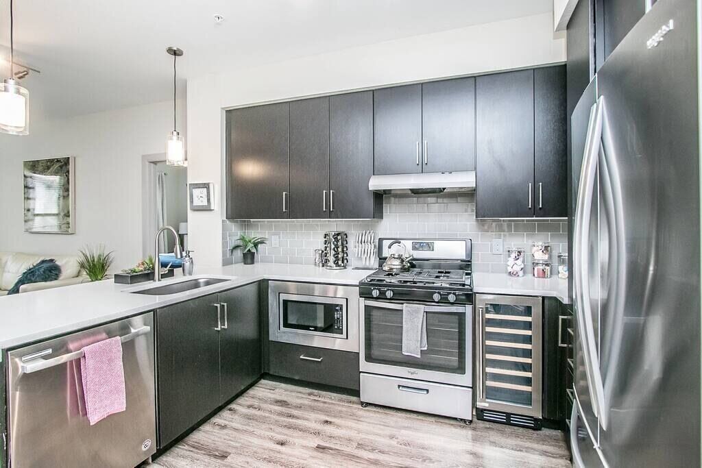 Rooftop Pool Amazing Views - King Beds - Close to Shopping & Dining + Parking