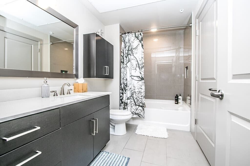 Rooftop Pool Amazing Views - King Beds - Close to Shopping & Dining + Parking