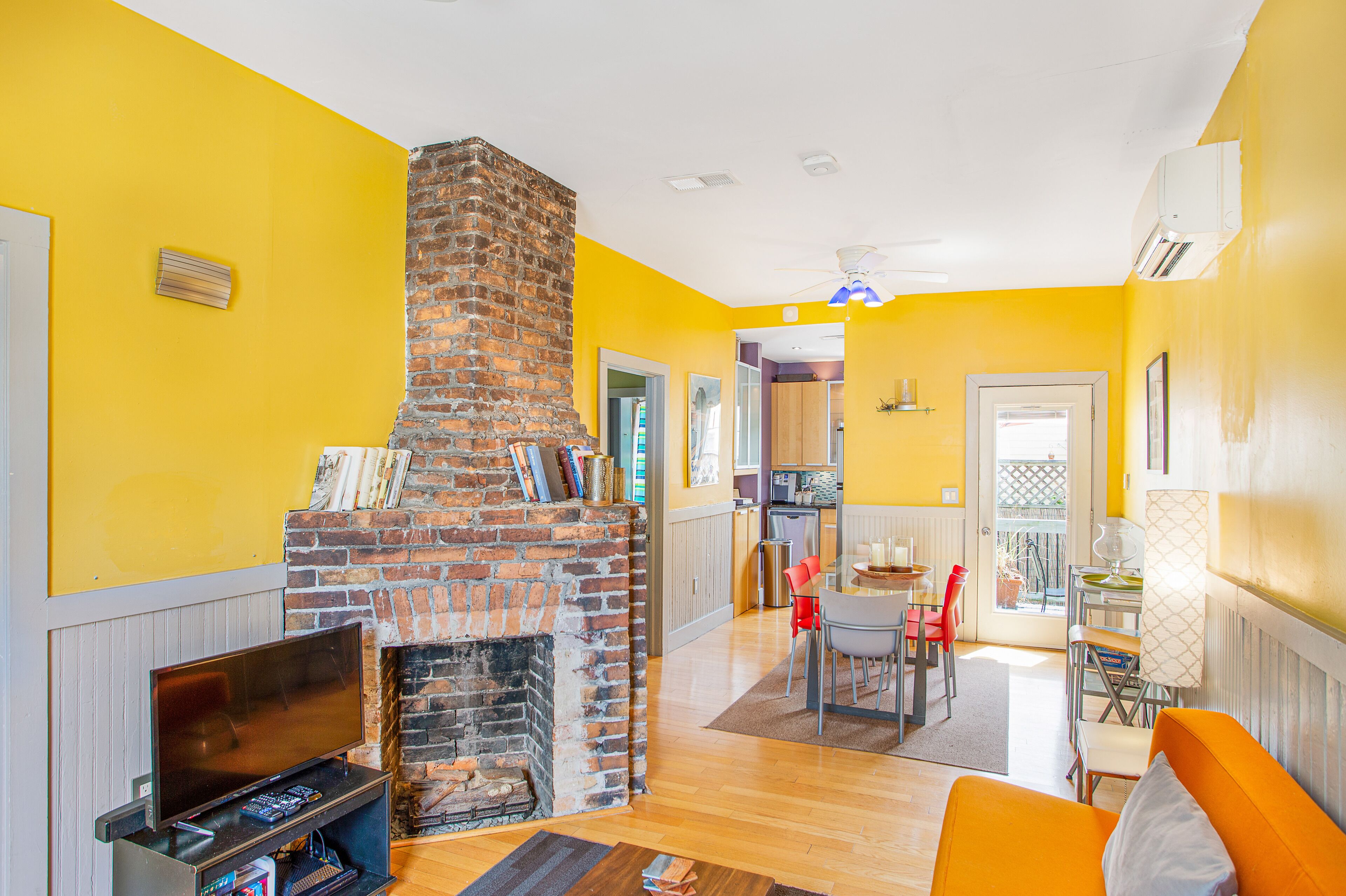 Cheerful Historic Cottage w/ Courtyard + Private Parking by Lucky Savannah