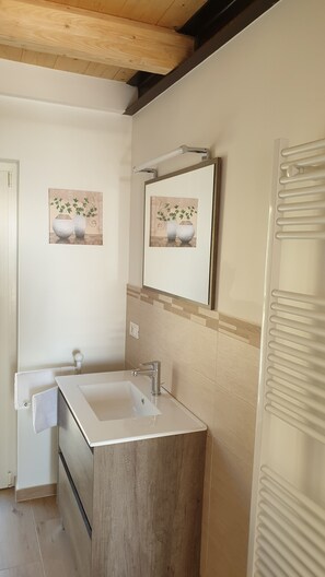 Shower, hair dryer, bidet, soap - Aghèl Luxury Room (Recanati)