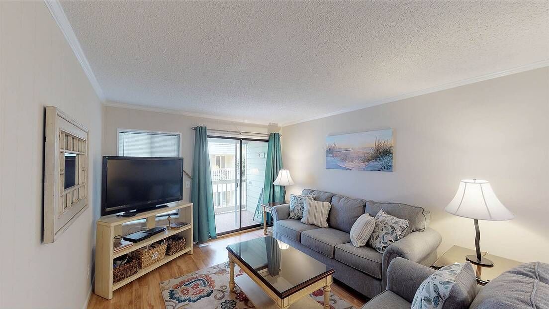 Beautifully decorated beach condo in downtown Isle of Palms