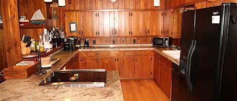 House, 4 Bedrooms | Private kitchen | Stovetop, cookware/dishes/utensils