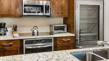 Condo, 1 Bedroom | Private kitchen | Microwave