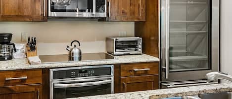 Condo, 1 Bedroom | Private kitchen | Microwave