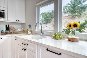 House, 1 Bedroom | Private kitchen | Fridge, microwave, oven, coffee/tea maker - 727 Sonrisa St 1 Bedroom Home by RedAwning (Solana Beach)
